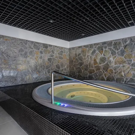 Royal Aparts Park Vip Z Basenami, Saunami, Jacuzzi I Silownia 스클라르스카포렘바