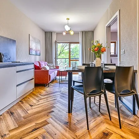 Royal Aparts Park Vip Z Basenami, Saunami, Jacuzzi I Silownia アパート シクラルスカ・ポレンバ