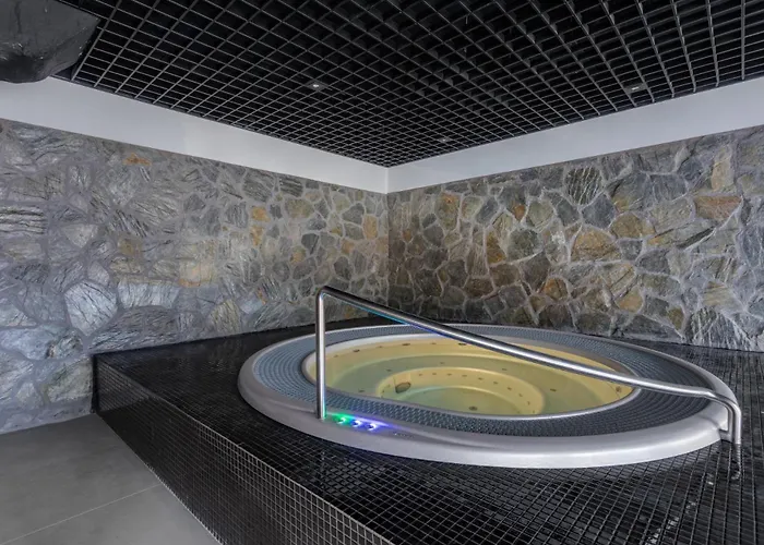 Royal Aparts Park Vip Z Basenami, Saunami, Jacuzzi I Silownia 斯克拉斯卡波伦巴